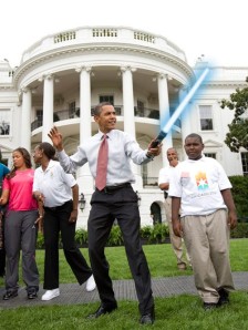 Obama pagando de nerd com um sabre de luz